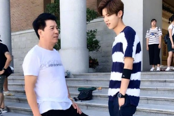 鹿晗式严父？足坛转会现“护照门”，超级经纪人遭遇最严父爱把关